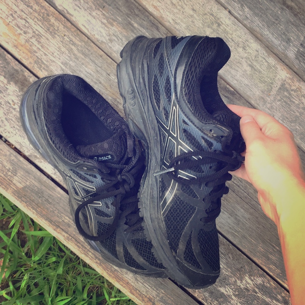 BARELY USED ASICS SNEAKERS